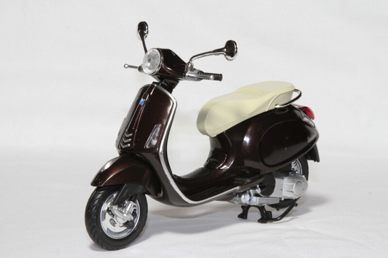 Model VESPA PRIMAVERA 1:12 hnedá (57553C) Model VESPA PRIMAVERA 1:12 hnedá (57553C)
